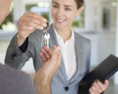 https://www.westend61.de/images/0000864614pw/realtor-giving-man-house-keys-CAIF18560.jpg?utm_source=chatgpt.com